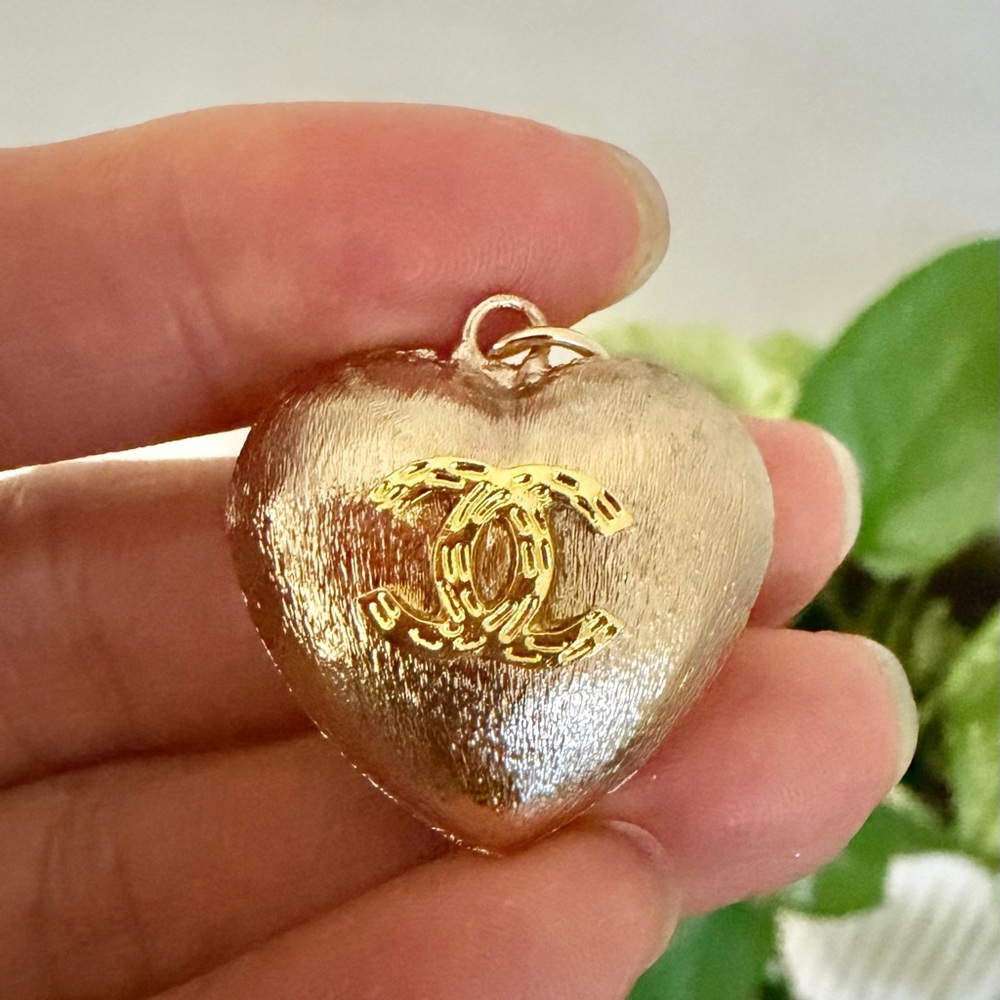 Authentic CHANEL Gold Heart Pendant zipper pull